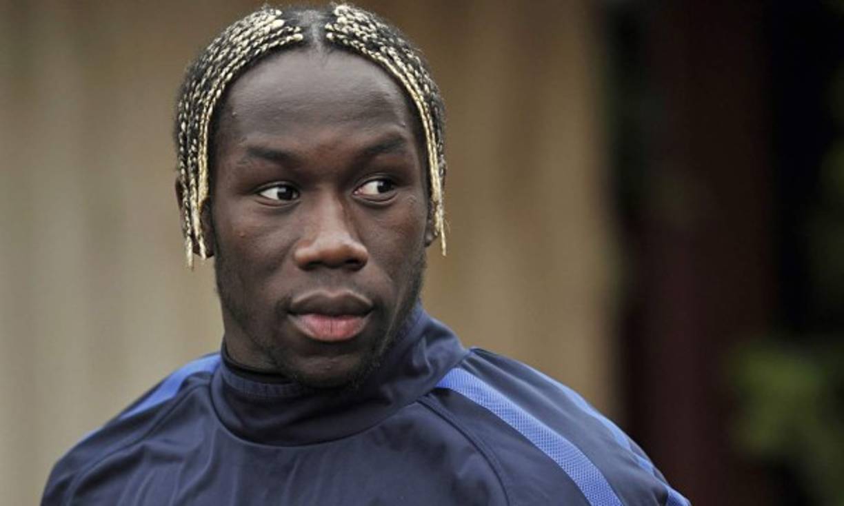 Bacary Sagna. El francés es considerado de los más feos del mundo, pero tiene una hermosa esposa.