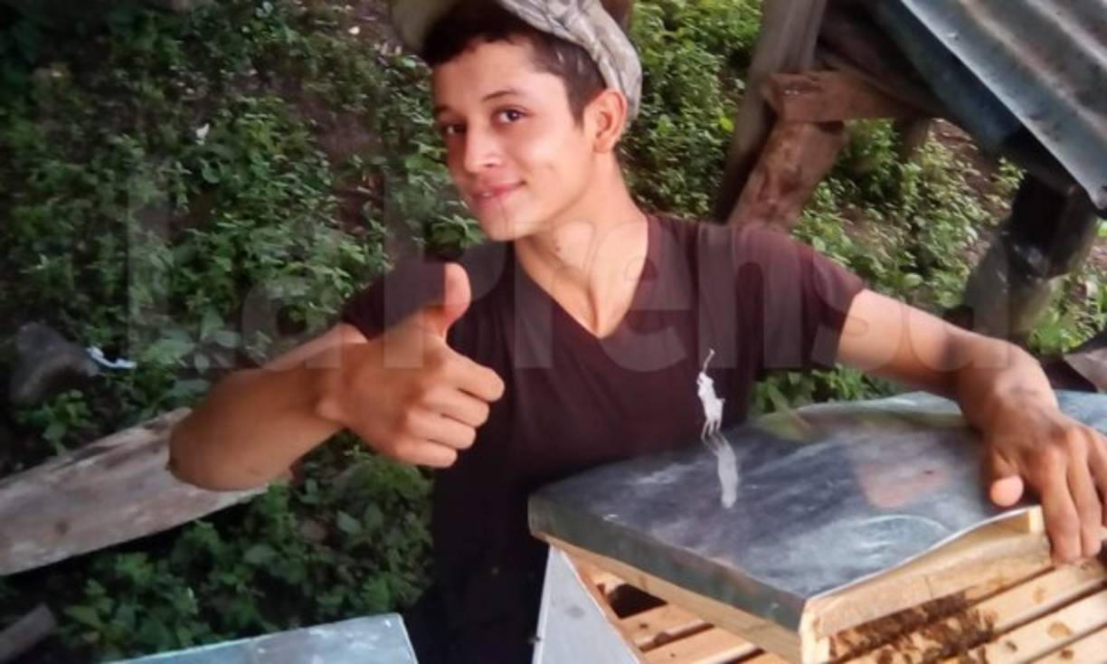 Tiene 18 años y sueña con llenar su casa de abejas, en donde actualmente tiene 20 enjambres con los que ha trabajado de forma empírica y que desea multiplicar.