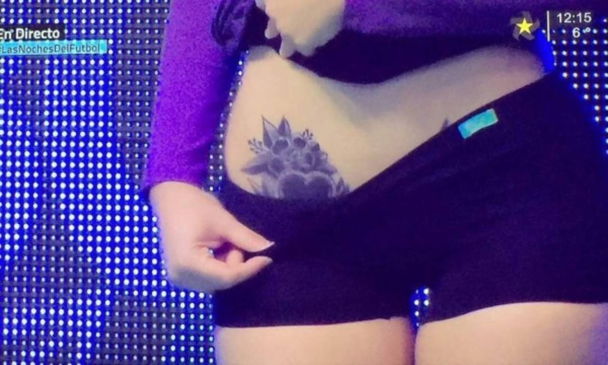 La joven no dudó un momento en enseñar la pintura de su cuerpo subiéndose el vestido y mostró el 'tatuaje prohibido' en el programa.