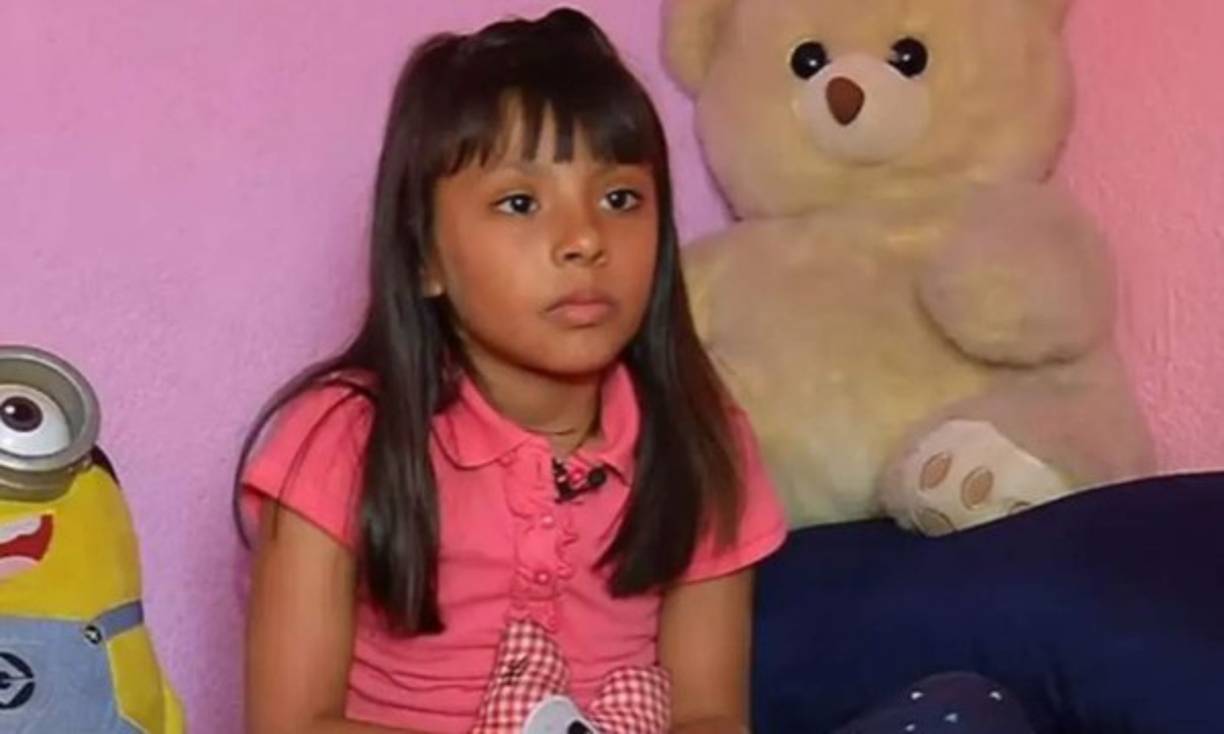 Adhara también tomó cursos en el Instituto Astronomía en UNAM sobre ondas gravitacionales y astronomía observacional, además, fue asistente de Patrones Hermosos, un programa del Massachusetts Institute of Technology (MIT) y el Tec de Monterrey que busca la inclusión de mujeres a las carreras STEM.