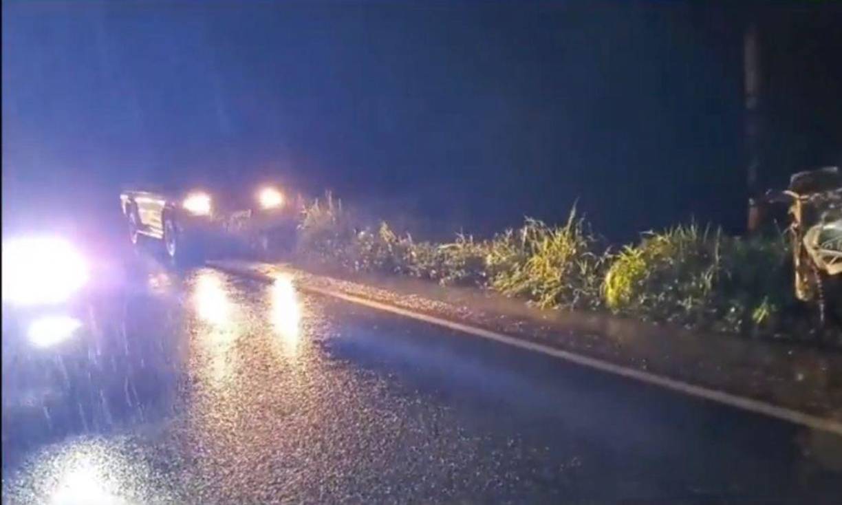 Dos de los jóvenes murieron en la escena del accidente y otro fue trasladado grave hacia un centro hospitalario cercano. 