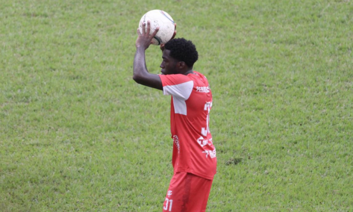 El lateral zurdo Kliffox Bernárdez no seguirá en la Real Sociedad de Tocoa. 