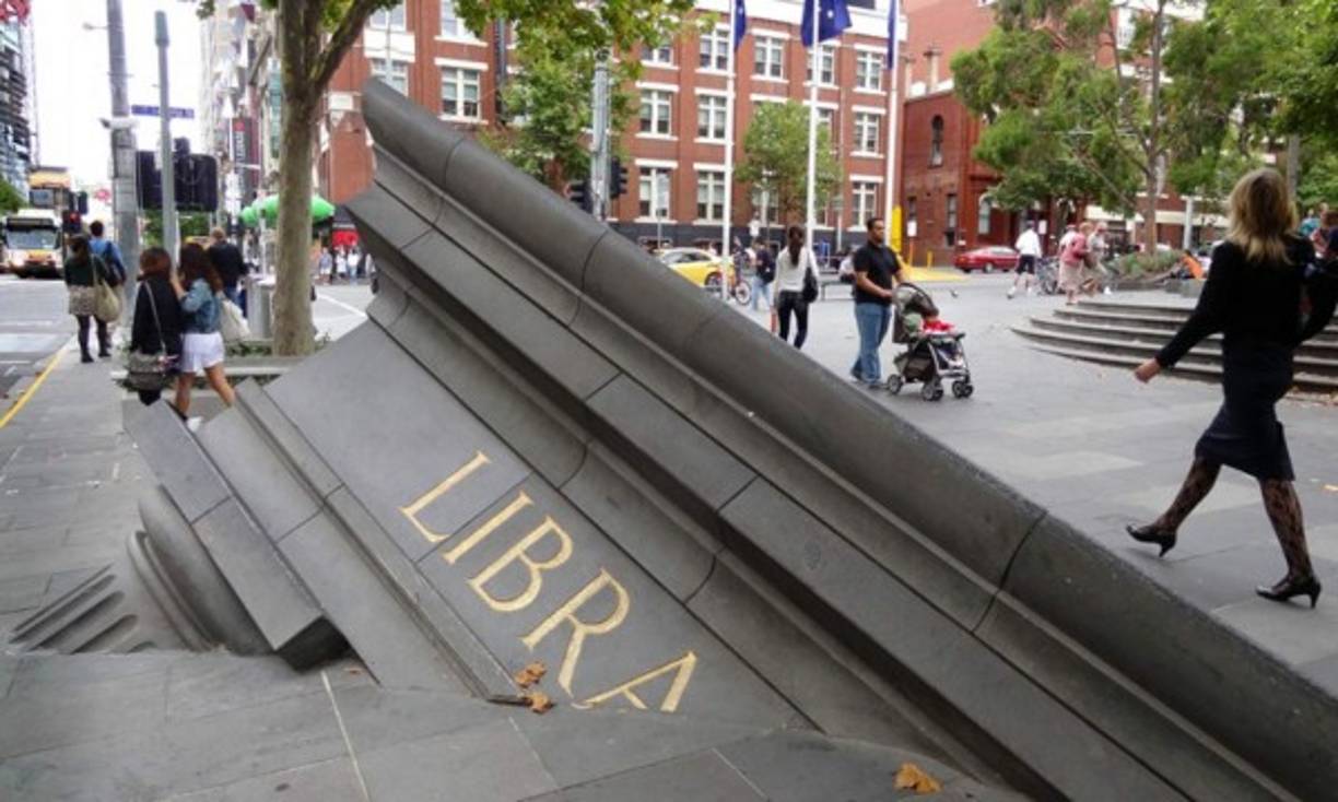 Fuera de la Biblioteca del Estado de Victoria, se encuentra un fragmento de la biblioteca que emerge de la calle. La idea de Petrus Spronk, creador de la obra, era que la gente se fusionara opticamente con el entorno de la bibioteca a través de la pieza que sobresale del pavimento.<br/>Imagen tomada de http://detallelogia.blogspot.com/<br/>