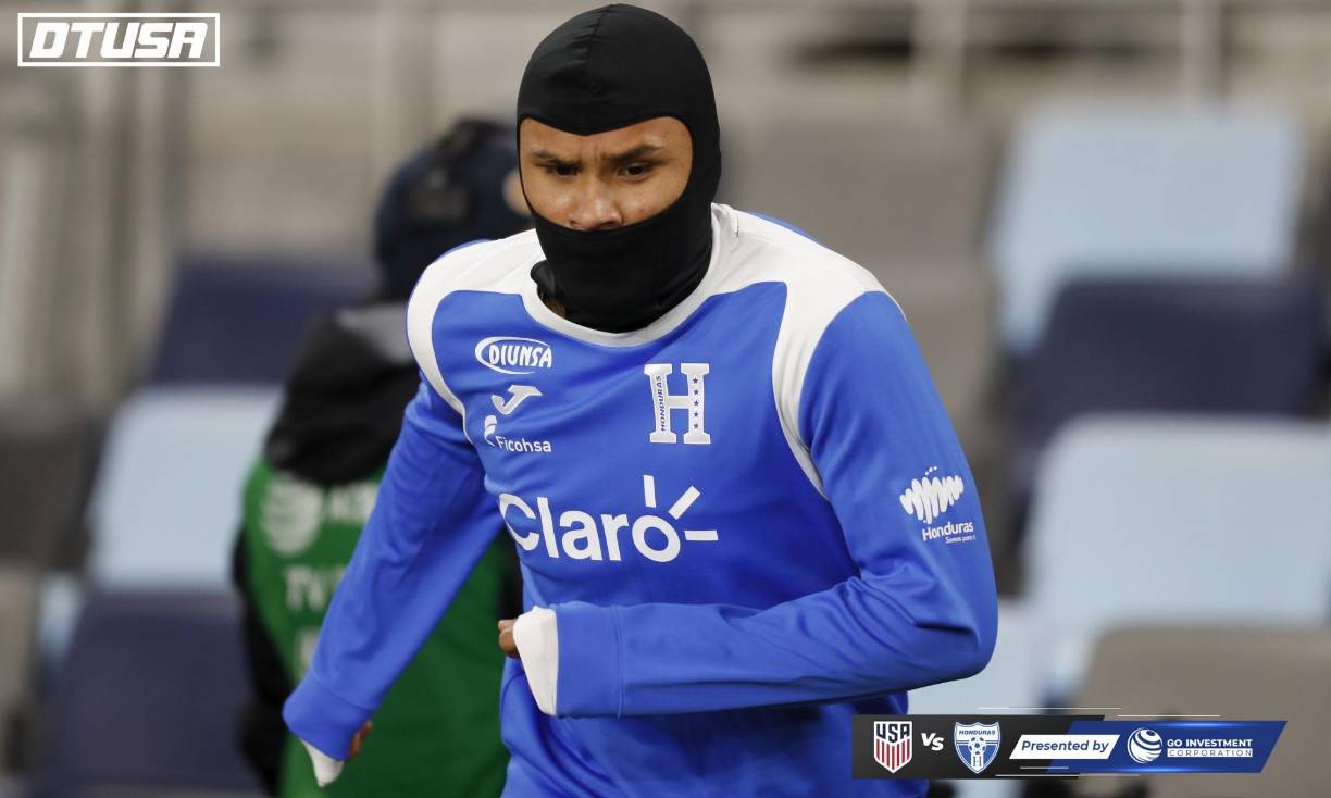 Bien cubierto por el frío realizó Denil Maldonado el calentamiento previo al partido.