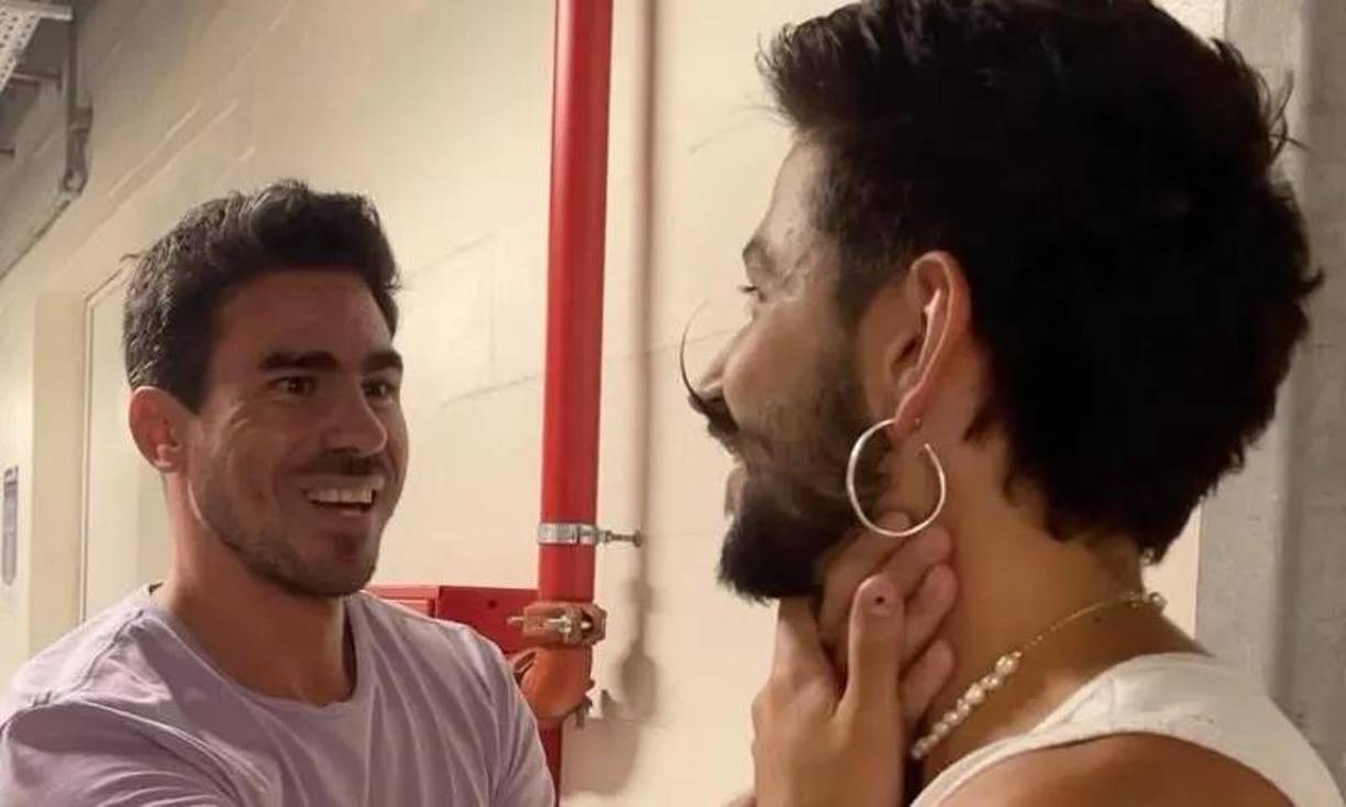 Otros aspectos que mantienen su inspiración fresca, son las historias que sus seguidores le comparten cada que se lo encuentran en la calle o por redes sociales. “Yo exploro mi creatividad con naturalidad y libertad pero sus historias son las que llenan de colores y de propósito esas canciones. Estoy escribiendo de nuevo involucrando todos esos sentires que he coleccionado de tanto viajar”, adelanta sin tener una fecha cercana para el lanzamiento de un nuevo disco.