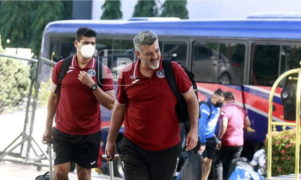 Diego Vázquez llegó sonriente a San Pedro Sula. El entrenador argentino espera dar un golpe de autoridad y remontarle a la Máquina.