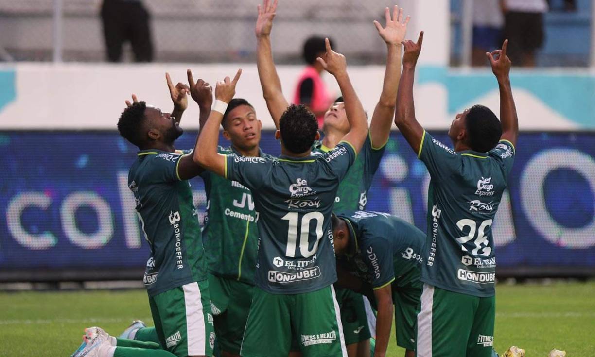 Los jugadores del Marathón festejan el gol de Clayvin Zúniga con el que se adelantaron 0-1 ante Olimpia en el Clásico nacional.