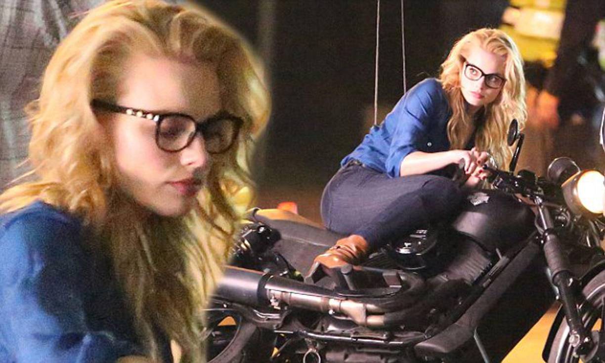 Robbie ama tanto “Harry Potter” que una vez le mintió a un optometrista acerca de que necesitaba anteojos para ver. ”Cuando se trata de ‘Harry Potter’, soy una gran nerd”, dijo durante una aparición en “The Graham Norton Show” de la BBC en 2020. Robbie continuó explicando que cuando era niña, pasó uno de sus cumpleaños leyendo uno de los libros de “HP”, con anteojos que ni siquiera necesitaba. “Le mentí al optometrista porque quería tener anteojos como ‘Harry Potter’”, dijo.