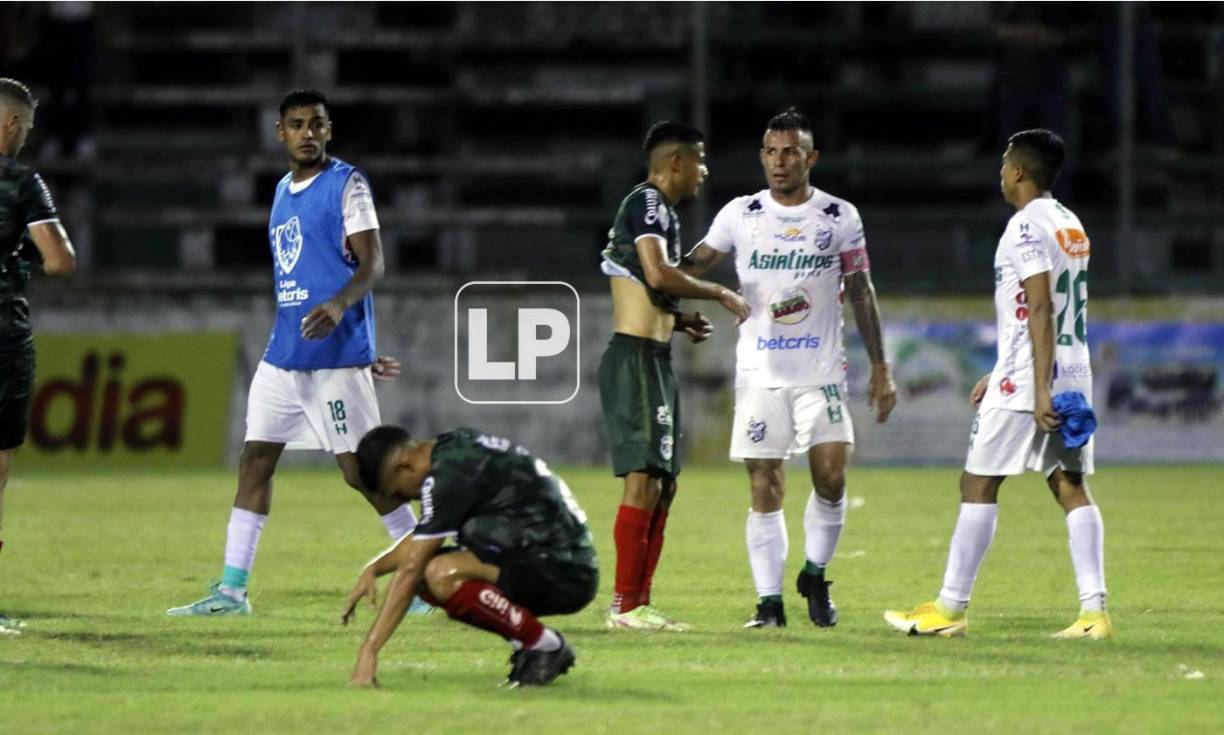 El sufrimiento de los jugadores de Marathón tras perder contra el Platense y alejarse de los puestos de repechaje.