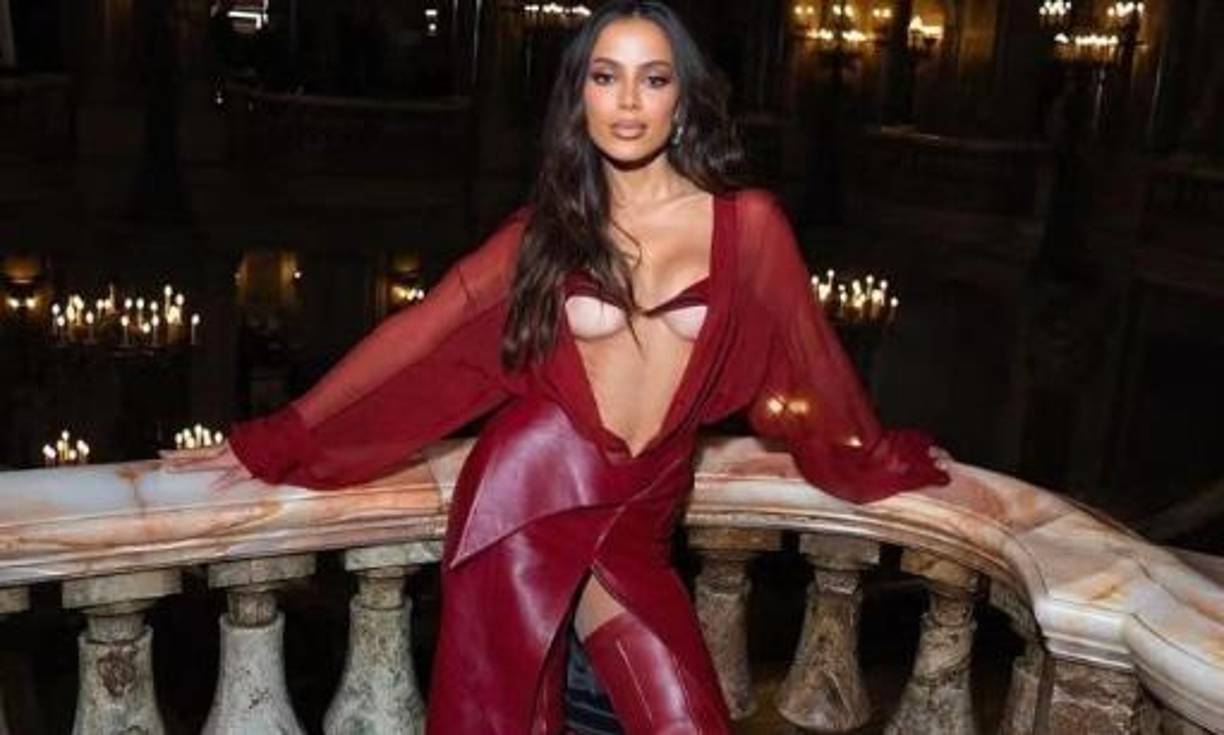 Desde que incursionó en el Billboard Hot 100 en el 2020 con “Me gusta”, en colaboración con Cardi B y Myke Towers, Anitta ha tenido dos canciones más en el Hot 100, incluyendo “Bellakeo” con Peso Pluma y “Envolver”. 