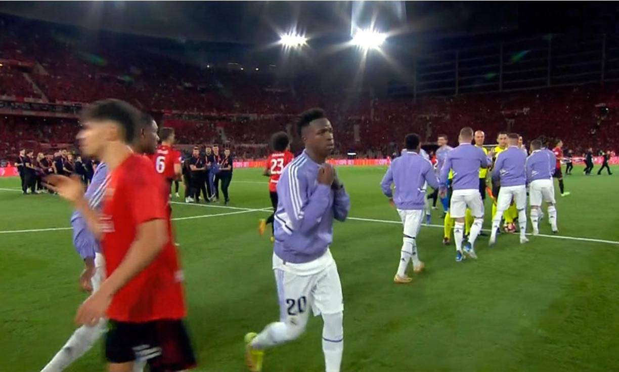 Vinicius tuvo un feo gesto con los árbitros del partido, liderados por José María Sánchez Martínez, y es que no se acercó a saludarlos, a diferencia de sus compañeros.