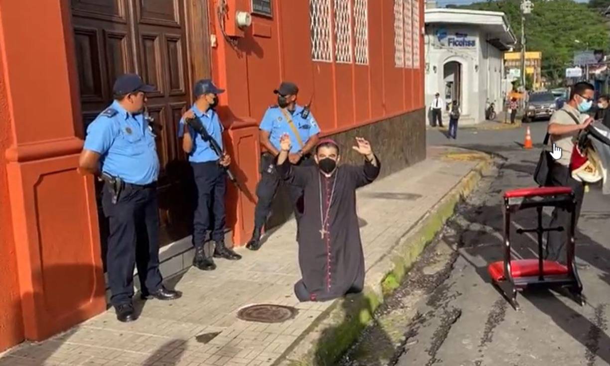 El sitio al obispo Rolando Álvarez, retenido por la policía en la curia de Matagalpa desde la semana pasada, revela el forcejeo del gobierno con la Iglesia católica, opinan analistas desde el exilio. 