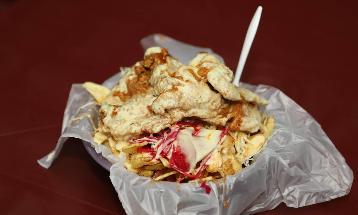 El Sazón Olanchano, ofrece la porción de pechuga ala con tajadas a 115 lempiras y el muslo cadera a 100. También venden hamburguesas y ordenes de tacos de pollo y de res con precios de 90 y 120 lempiras. Destacan que sus aderezos, salsas y encurtidos, son artesanales.