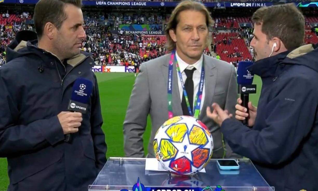 Míchel Salgado concedió una pequeña entrevista para TNT Sports antes del inicio del patido. El exdefensor madridista celebra la 15.