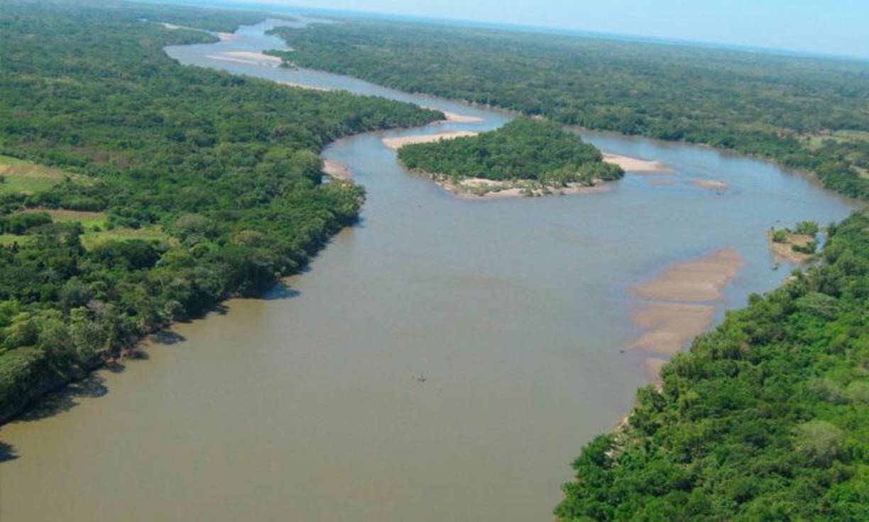 La Mosquitia, surcada por el imponente río Coco o Segovia (también conocido como Wangki), es una región que no cuenta con carreteras y sus pobladores, que residen en aldeas remotas, se trasladan en pequeñas embarcaciones a través de este caudaloso río. 