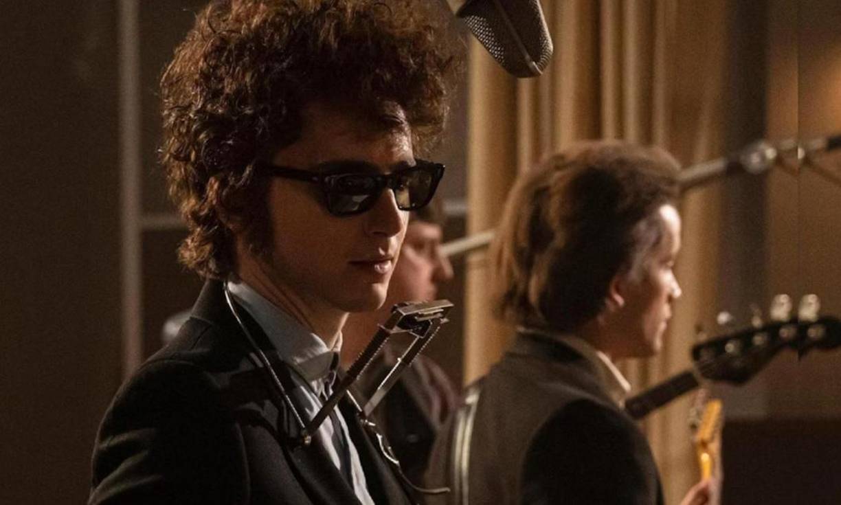 ‘A Complete Unknown’, película dirigida por James Mangold, que narra la historia del meteórico ascenso de Bob Dylan, cuenta con 8 nominaciones en los próximos premioa. La cinta estará disponible en los cines a partir del 28 de febrero. Posteriormente, se podrá ver en plataformas de ‘streaming’, aunque se desconcoce aún en cuál.