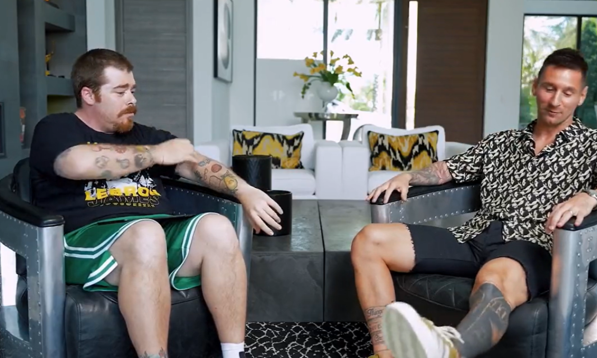 Granados fue capaz de burlarse del tatuaje que Messi luce en su zurda. El rosarino no pudo contener las risas y explicó que lo ha modificado para que se vea mejor. “No me gustaba lo que tenía, me lo había hecho en un momento que me lo hice por hacer. Lo transformé un poco, fui haciendo todo relacionado con el fútbol”, dijo Leo.