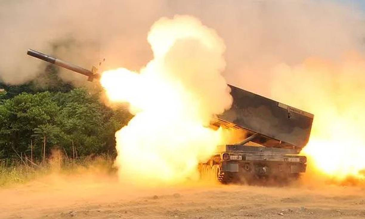 Además de ser muy precisos, estos cohetes vuelan bajo y rápido para evitar las defensas antiaéreas rusas. Y con su enorme movilidad lanzadores son muy difíciles de rastrear y destruir.