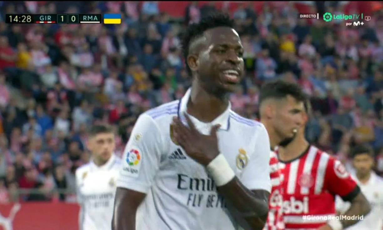 El feo gesto lo hizo Vinicius dos veces en el partido, una cuando el marcador estaba 1-0.