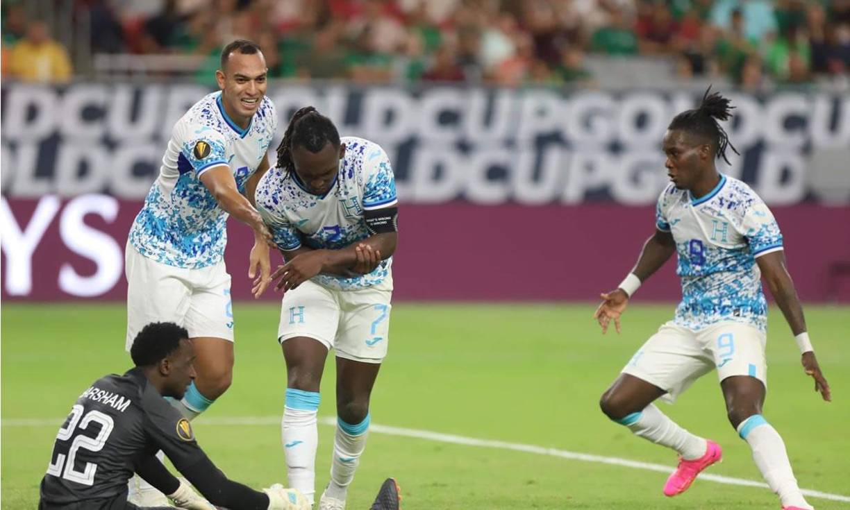 Alberth Elis corre a celebrar su gol que salvó de la derrota a la Selección de Honduras ante Qatar.
