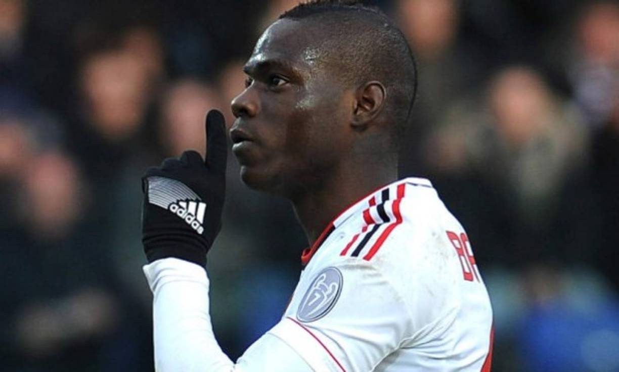 No puede faltar, el italiano Mario Balotelli del Milan polémico a más no poder.