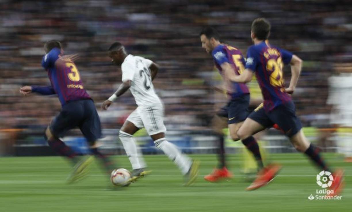 Vinicius Jr. en carrera siendo seguido por tres jugadores del Barcelona, Gerard Piqué, Sergio Busquets y Sergi Roberto. Foto LaLiga.es