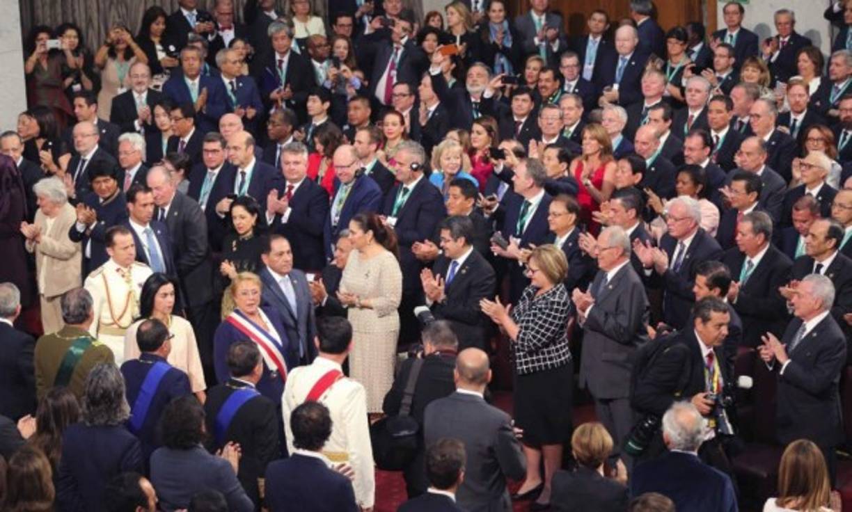 A la ceremonia del cambio de mando, según fuentes oficiales, asistieron 1.380 invitados, incluidos los presidentes de Argentina, Brasil, México, Perú, Honduras, Ecuador y Bolivia, cancilleres y representantes de los gobiernos de Uruguay, Colombia, Irán, Costa Rica, Serbia, Irlanda, Nueva Zelanda, Ucrania, Reino Unido, España, Polonia, Ghana y Japón, más miembros del cuerpo diplomático.