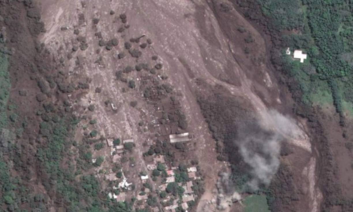 La furia desatada por el volcán arrasó con la comunidad ubicada en Escuintla, que quedó sepultada bajo toneladas de escombros./Fotos: DigitalGlobe's WorldView Maxar Company.
