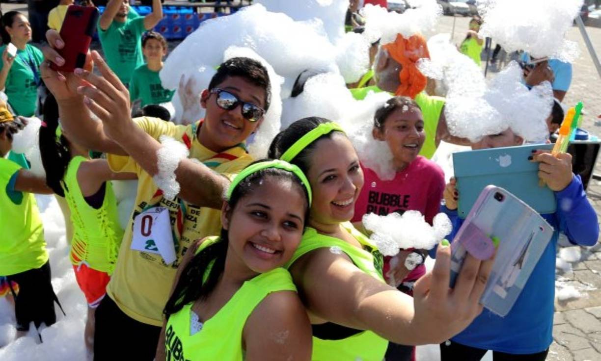 Los jóvenes demostraron su solidaridad y se divirtieron a lo grande en la 'Bubble run'.