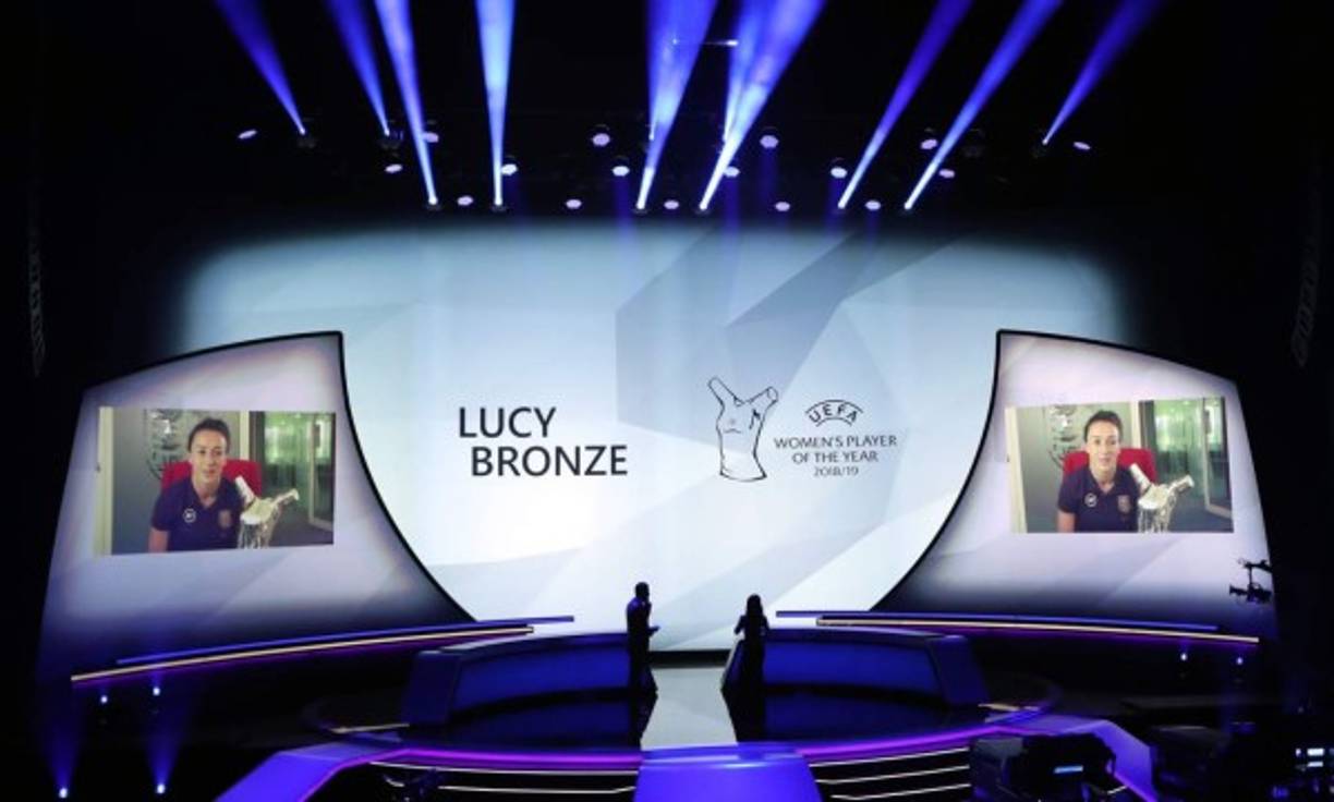 La defensora inglesa Lucy Bronze fue elegida como la Jugadora del Año de la UEFA. No pudo asistir a la gala y mostraron un video de ella en la pantalla del auditorio.