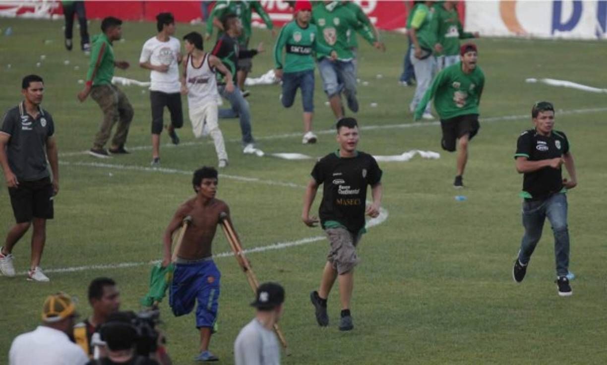 olivia's Marcelo Martins celebrates after scoring against Argentina during their 2022 FIFA World Cup South American qualifier football match at the Hernando Siles Stadium in La Paz on October 13, 2020, amid the COVID-19 novel coronavirus pandemic. (Photo by Juan KARITA / POOL / AFP)