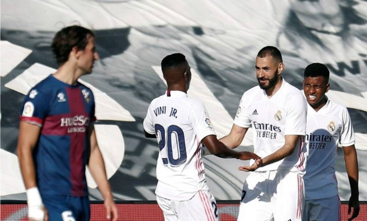 La polémica es historia. Benzema y Vinicius celebrando el cuarto gol del Real Madrid.