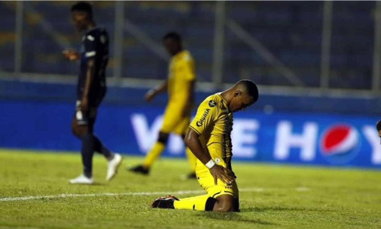 Rony Martínez se lamenta luego de perderse un gol de manera increíble frente a la portero del Motagua. Hubiese significado el triunfo del Real España.