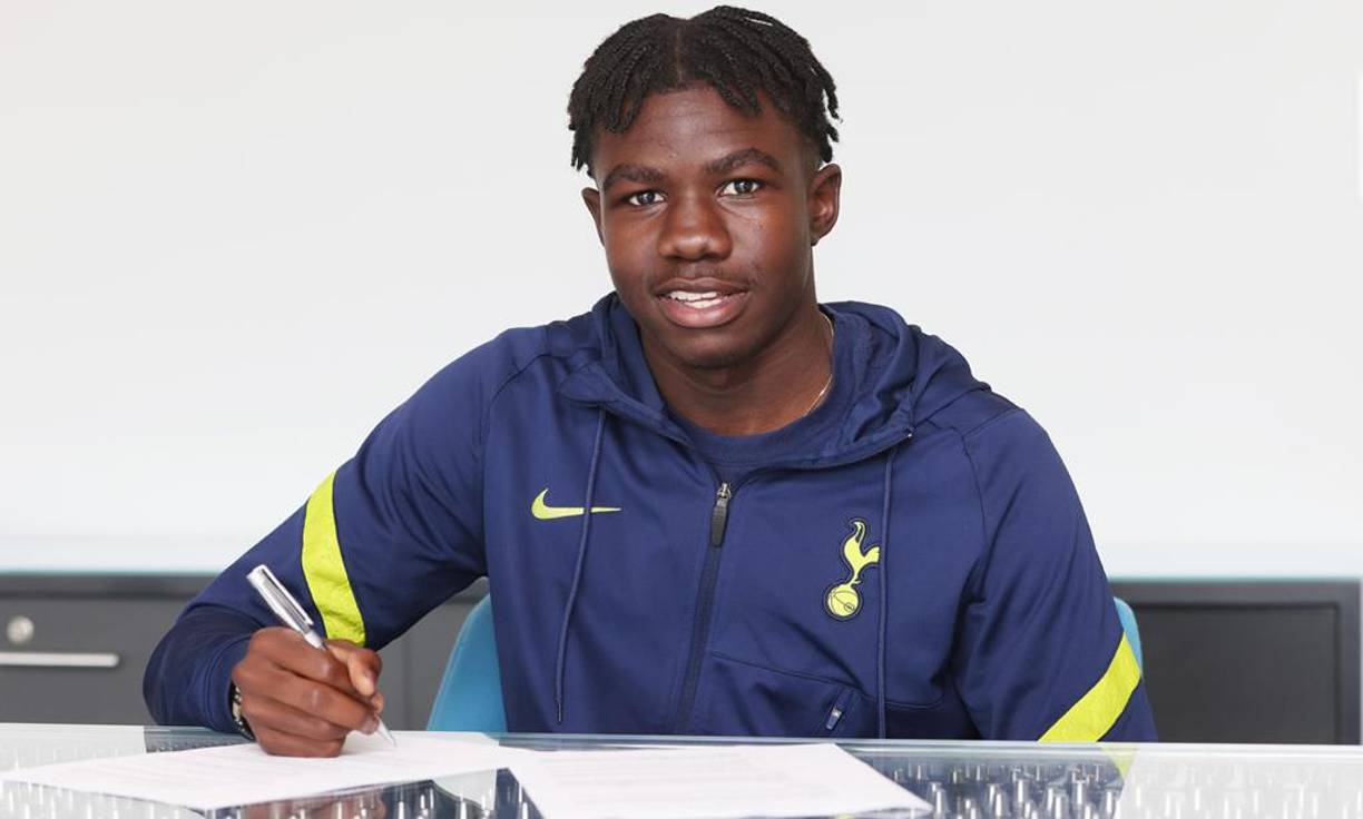 El Tottenham atan a una de sus joyas de la cantera: Rio Kyerematen. El joven cuenta con 17 años de edad y ha firmado su primer contrato profesional con los Spurs. 