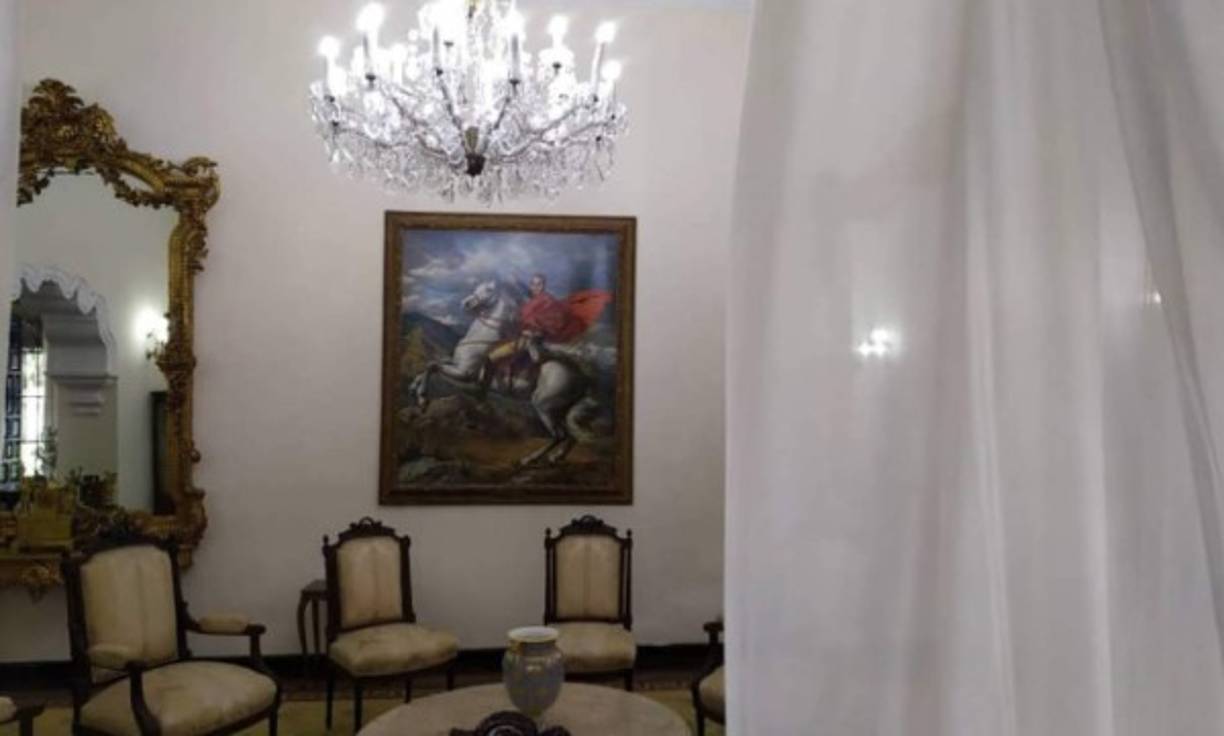 Grandes personalidades como como los Reyes de España, Fidel Castro, Cantinflas, Emmanuel, entre otros han visitado en La Casona.