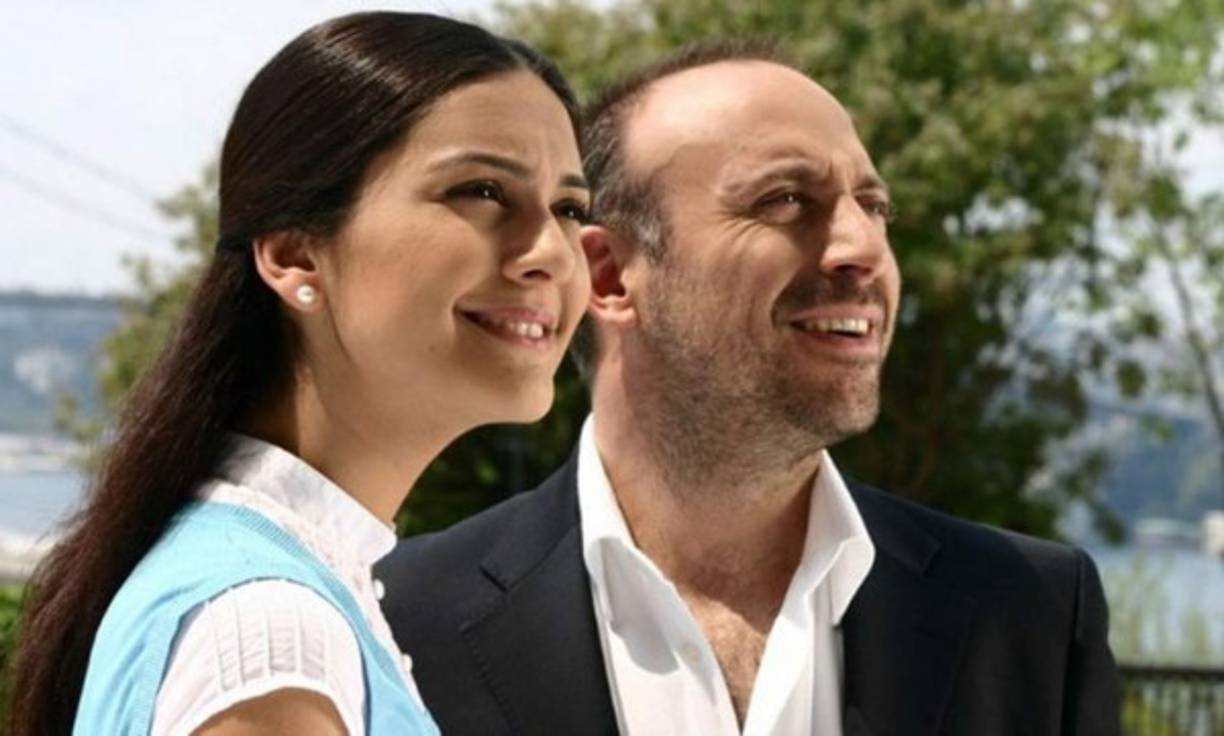 El romance que vivía en la novela con el actor Halit Ergenç (Onur) traspasó la pantalla y se casaron en una linda ceremonia el 7 de agosto de 2009. Un sueño hecho realidad para los fans de la telenovela.