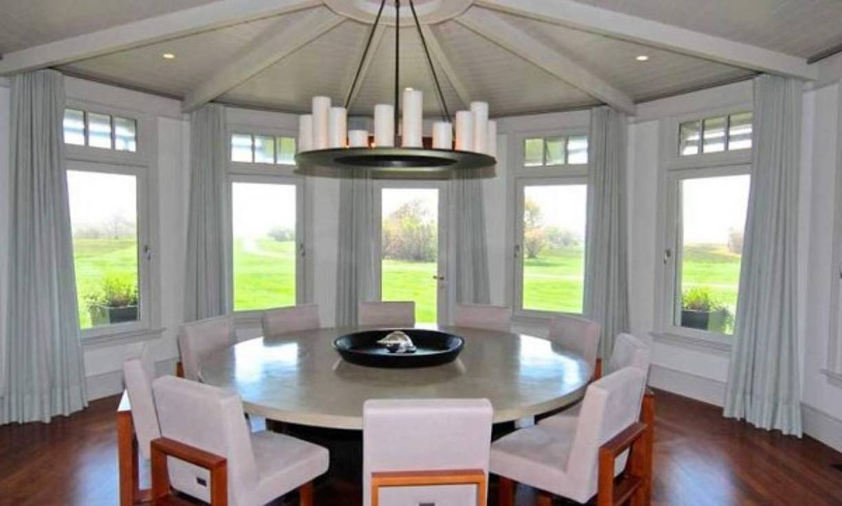 El lujoso inmueble tiene una sala de estar con techos abovedados y una chimenea de piedra, una cocina profesional con todas las comodidades y un comedor formal con amplias ventanas.