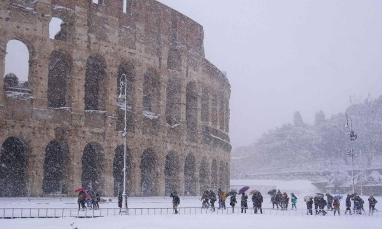Una ola de frío siberiano que azota Europa, dejó ya una decena de muertos y paralizó el transporte en varios países que enfrentan temperaturas similares a las del Ártico.