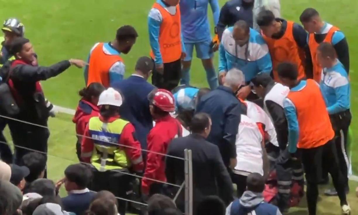 La agresión por el lanzamiento de objetos de los mexicanos fue contra Néstor Lo Tártaro, preparador de porteros de la Selección de Honduras.