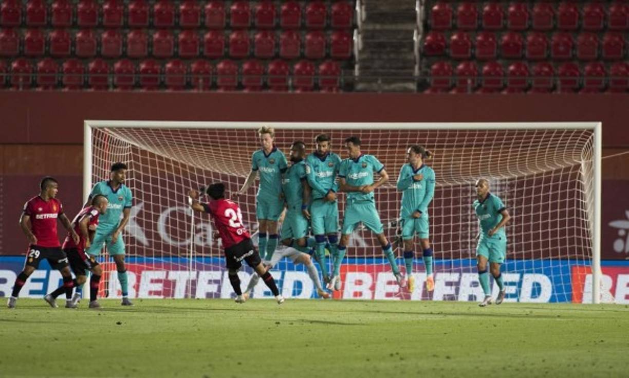 Takefusa Kubo estuvo cerca de marcarle al Barcelona en este tiro libre pero Ter Stegen lo impidió.