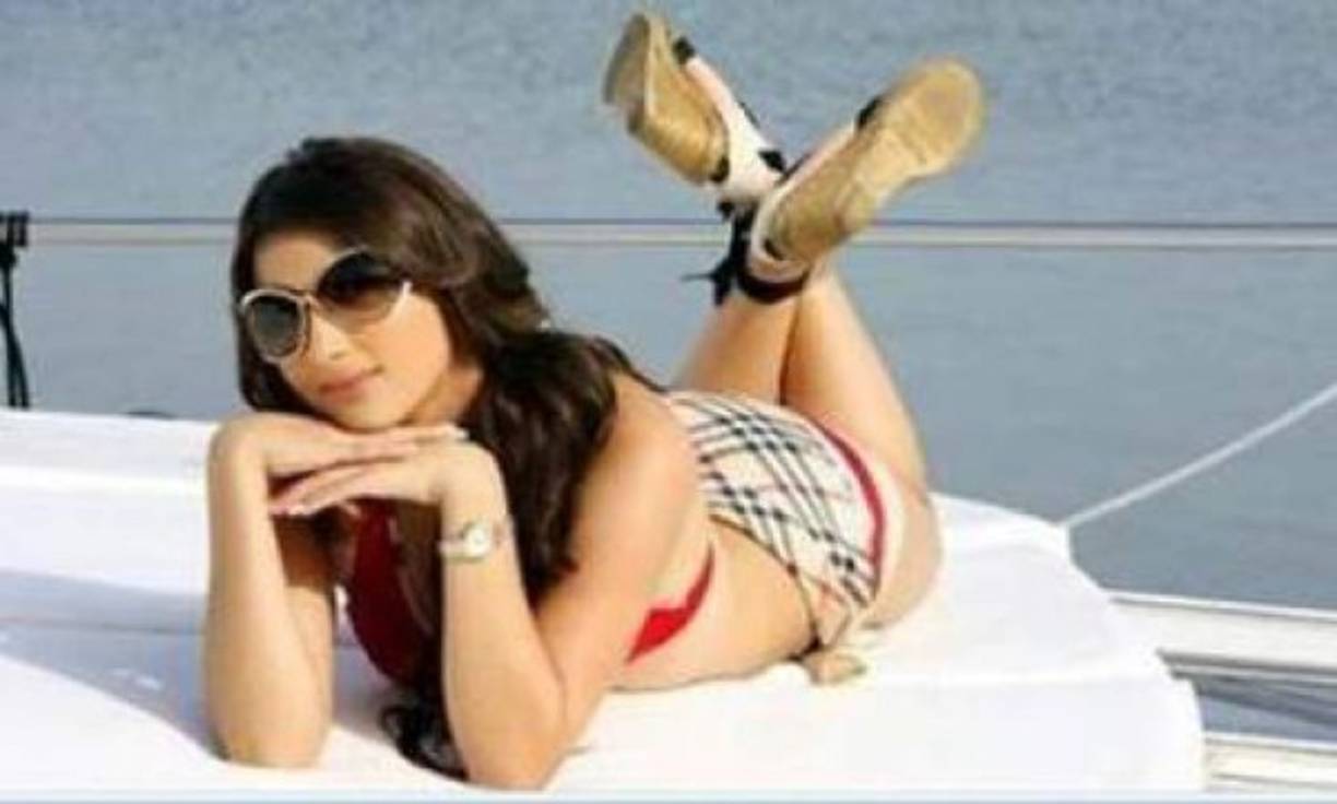 La joven quien dice ser la hija del capo narcotraficante ofrece en Instagram una colección que tiene trajes de baño, jeans, accesorios y más.