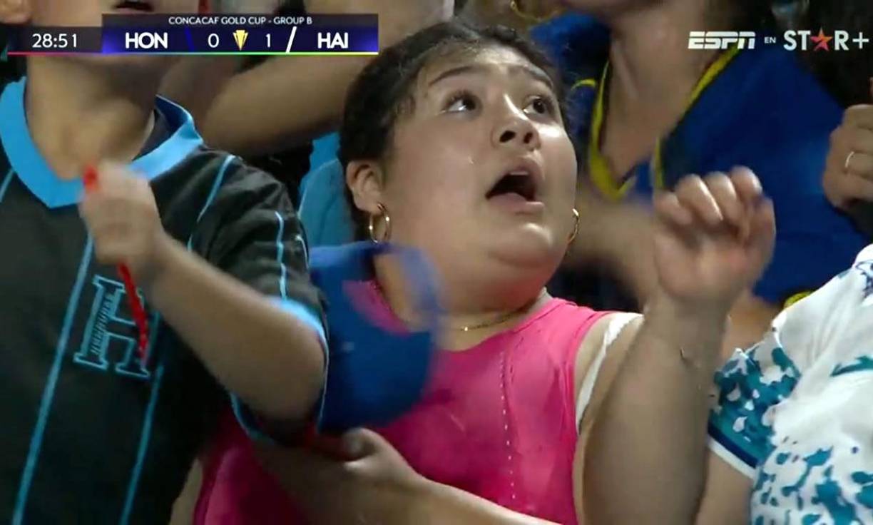 Al verse en la pantalla, los acompañantes de la aficionada le avisaron y se despertó. Jocosa imagen.