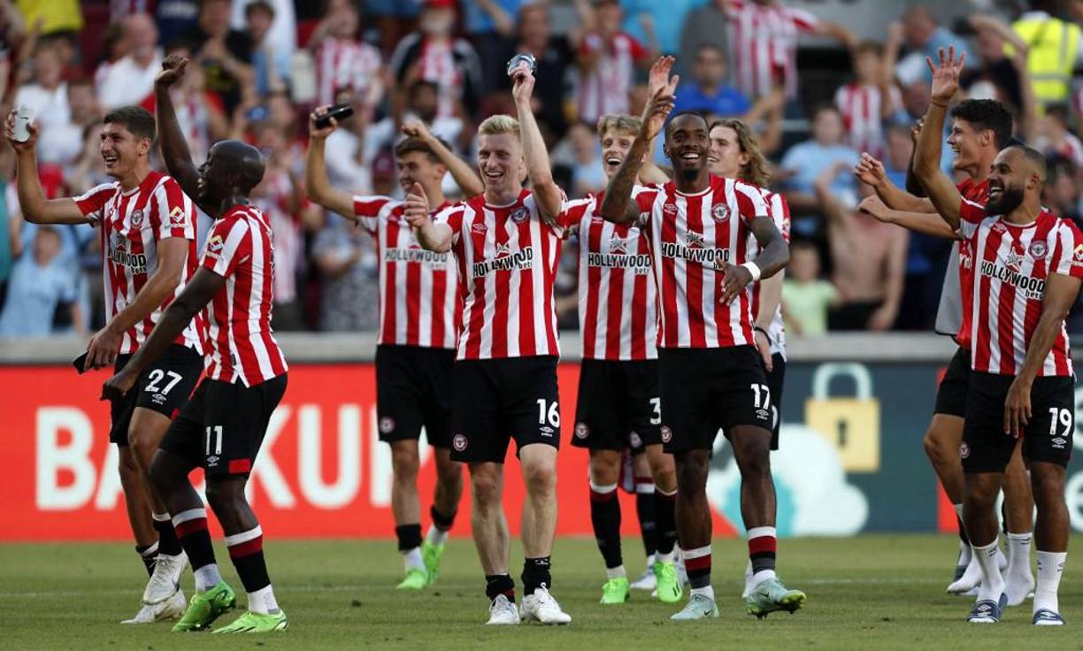 Los jugadores del Brentford celebraron la histórica paliza al Manchester United-.