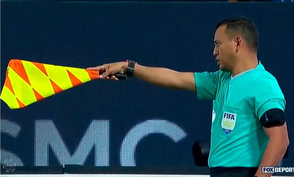 Después, en el inicio del segundo tiempo, el árbitro asistente hondureño Christian Ramírez fue quien indicó una posición adelantada de Cristiano Ronaldo. Una correcta decisión.