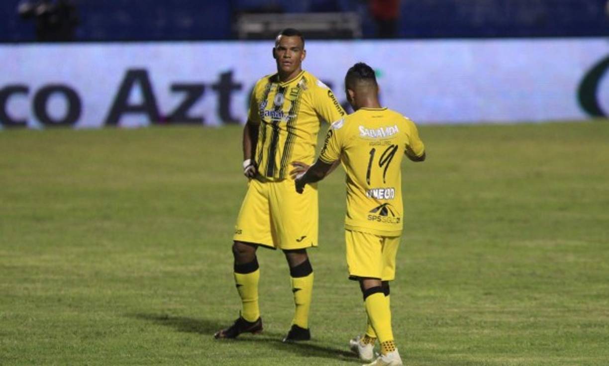 Rony Martínez e Iván 'Chino' López, al final del partido en el estadio Nacional.