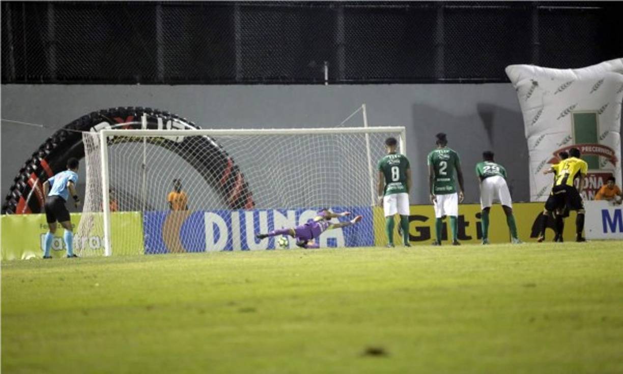 Jhow Benavídez marcó el primer gol del Real España desde el manchón penal.