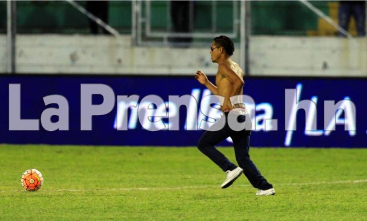 El hincha corrió casi todo el campo del estadio Nacional.
