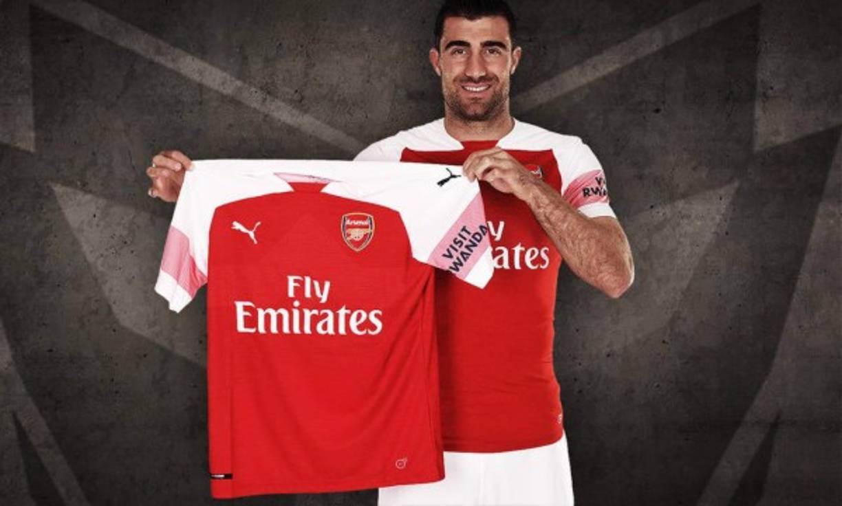 El defensa central griego Sokratis Papastathopoulos (30) es nuevo jugador del Arsenal, llega procedente del Borussia Dortmund por 16M€.