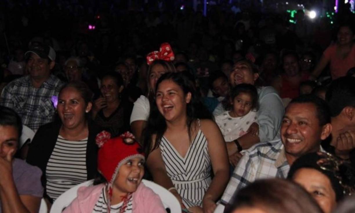 Los asistentes rieron a más no poder con cada uno de los actos preparados para la inauguración.