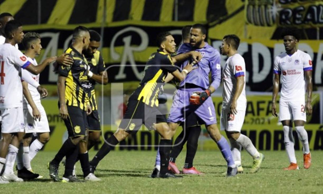 El portero olimpista Edrick Menjívar protagonizó una pelea que acabó en bronca.